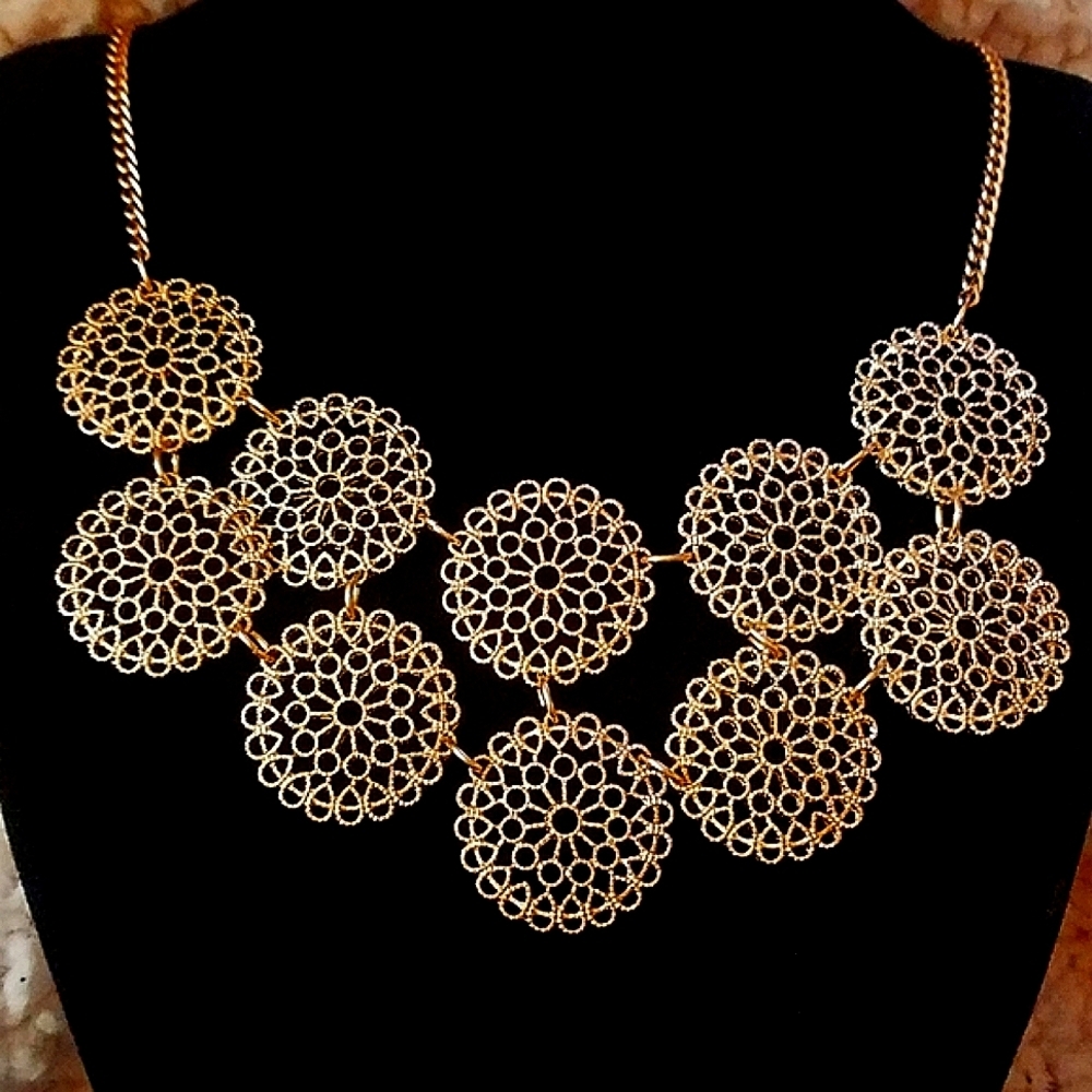 💖Beautiful Gold Colored Choker Necklace